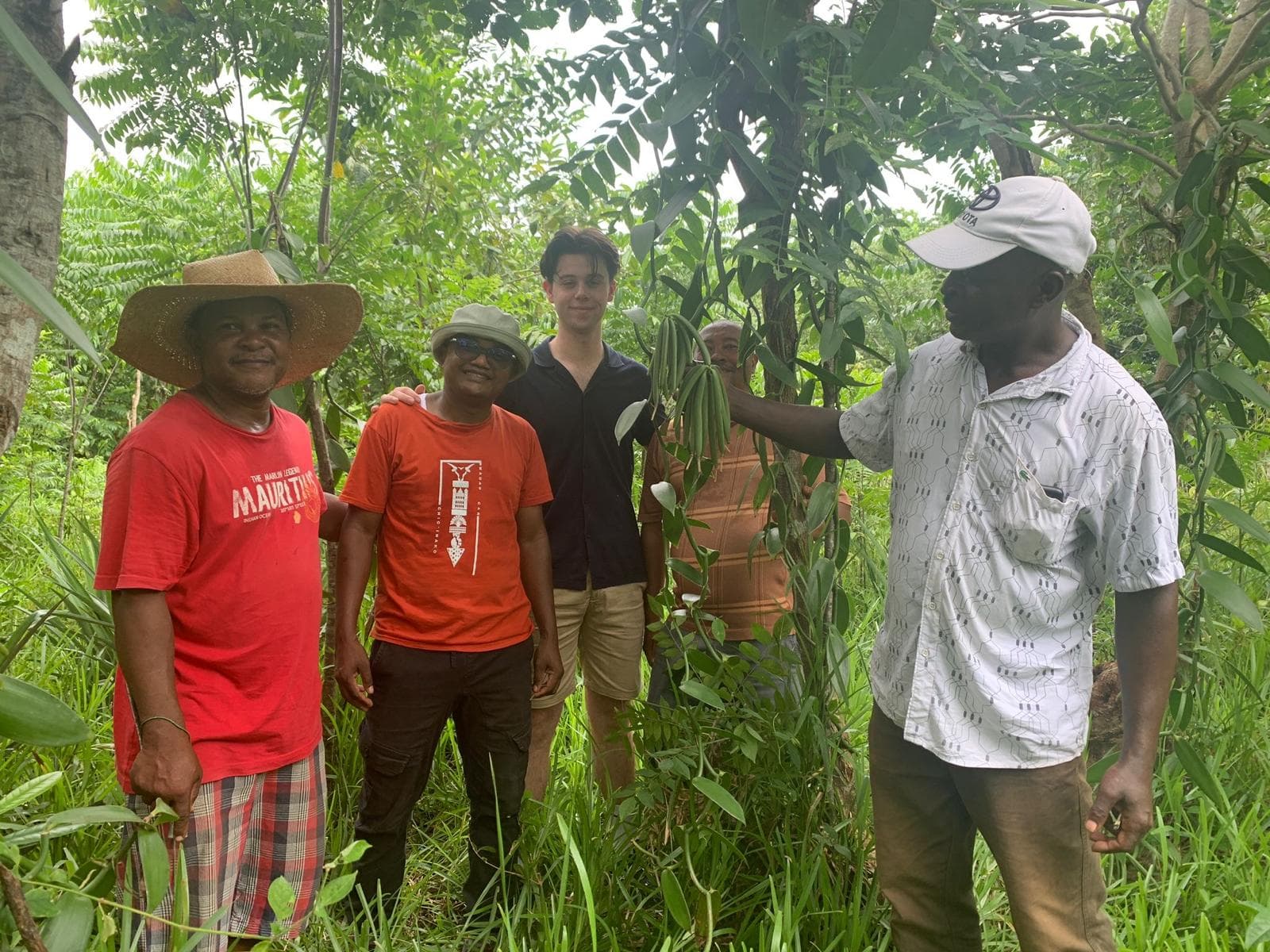 Floris Vos met lokale boeren op Madagaskar